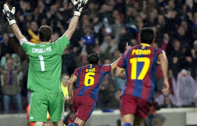 El centrocampista del F.C. Barcelona Xavi Hernández (c) celebra junto a su compañero Pedro Rodríguez y ante el portero del Real Madrid Iker Casillas (i), el gol que ha marcado al conjunto blanco, durante el partido, correspondiente a la decimotercera jorn