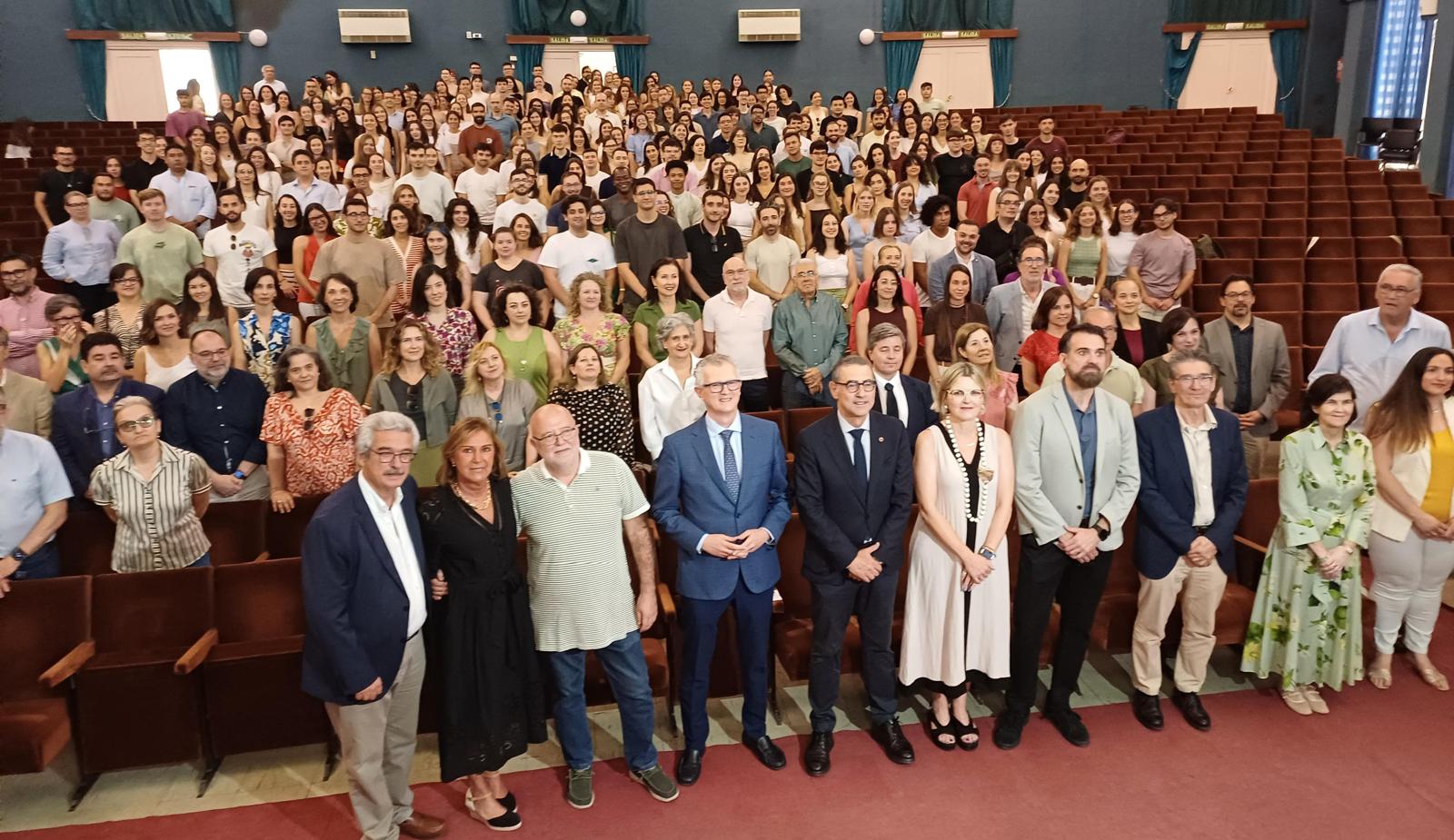 El consejero de Salud, Juan José Pedreño, y el rector de la Universidad de Murcia, José Luján, entre otras autoridades, dieron la bienvenida a los nuevos residentes