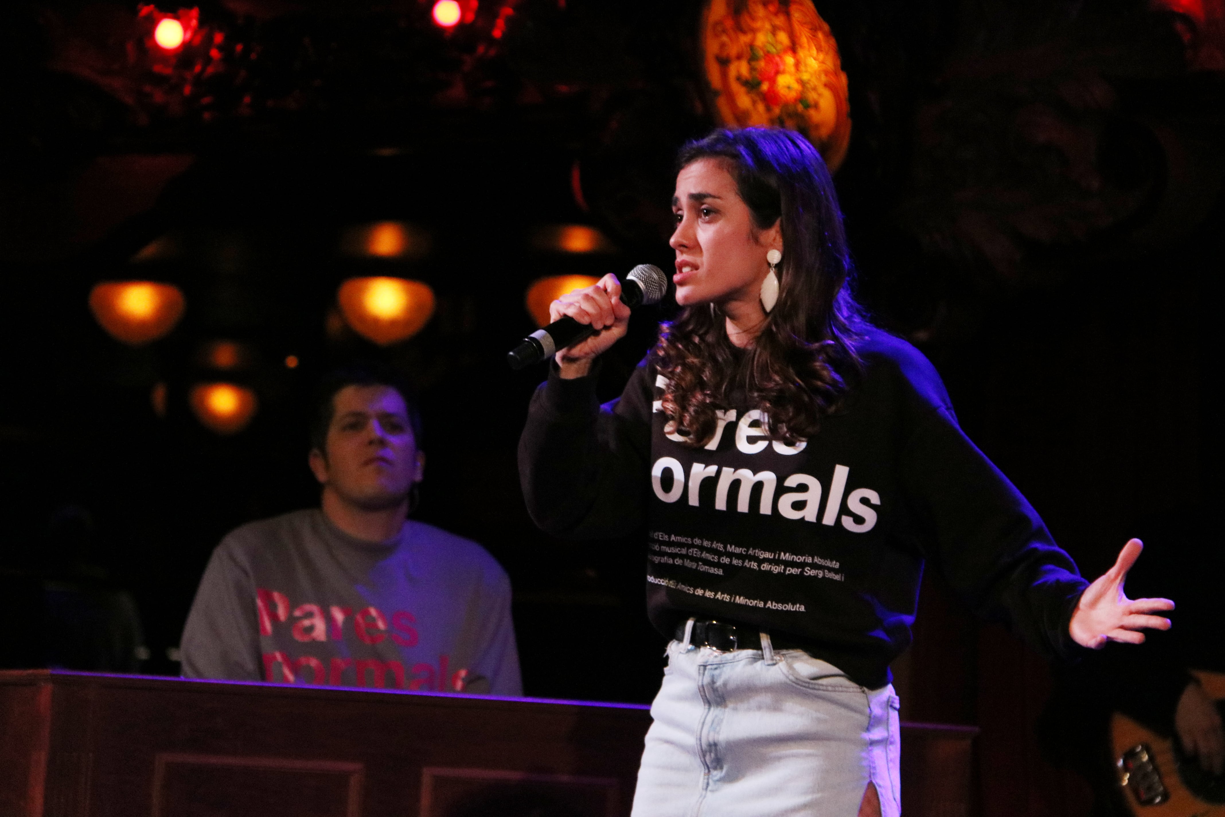 Júlia Bonjoch canta una de les cançons del primer musical dels Amics de les Arts