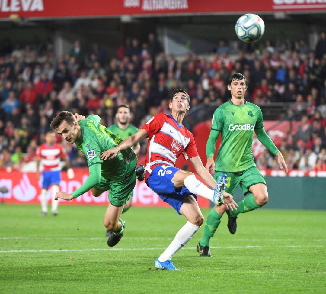 Carlos Fernández pugna con Diego Llorente por un balón