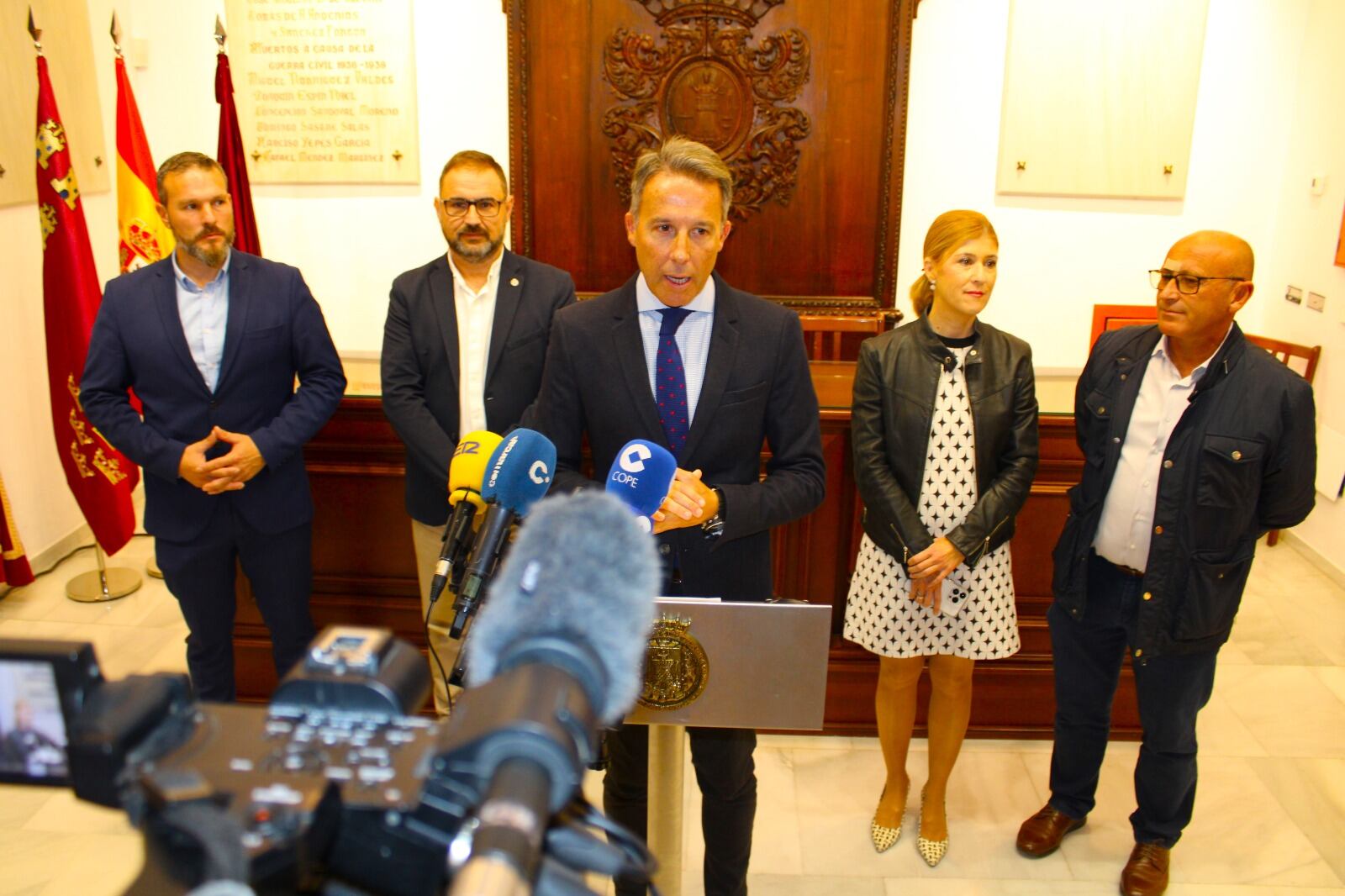 El alcalde, Fulgencio Gil Jódar, junto a los portavoces municipales, durante el anuncio de los honores y distinciones