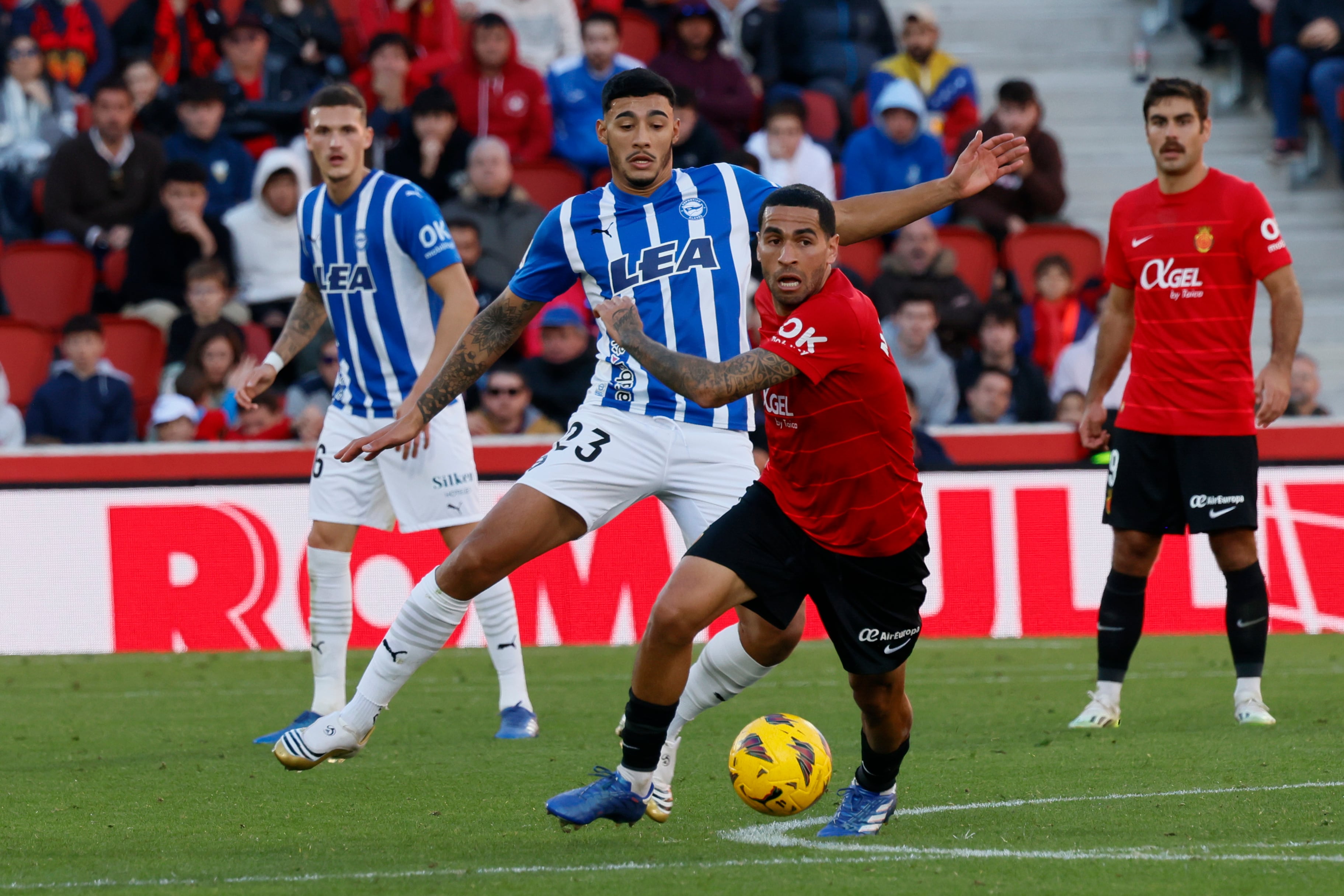 PALMA DE MALLORCA (ISLAS BALEARES) 03-12-23. El centrocampista uruguayo del Deportivo Alavés Carlos Benavidez (c) disputa un balón ante Omar Mascarell, centrocampista del Mallorca durante el partido correspondiente a la jornada 15 de LaLiga que ambos clubes disputan este domingo en el estadio de Son Moix.- EFE/CATI CLADERA
