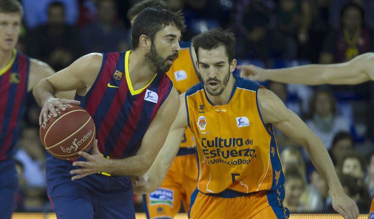 Juan Carlos Navarro, con la pelota frente a Pau Ribas