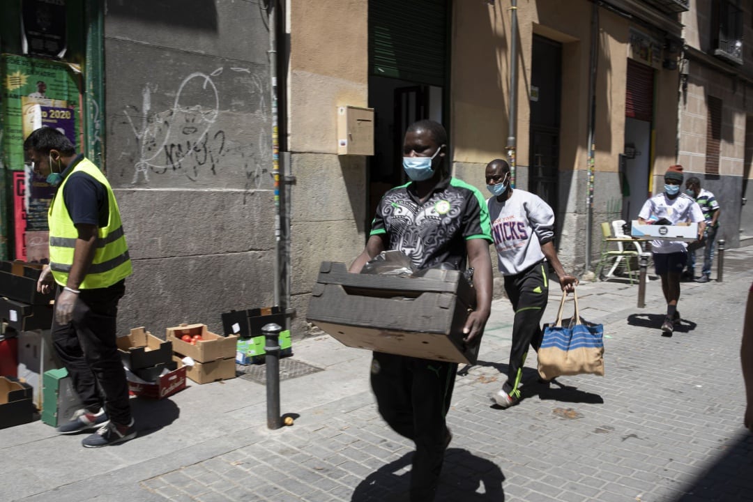 La asociación Valiente Bangla y la Asociación de Inmigrantes Senegaleses en España (AISE) están situadas en la calle Provisiones del madrileño barrio de Lavapiés. Desde sus locales organizan la ayuda que lleva a los vecinos incluso durante el mes de agosto, cuando la mayoría de despensas solidarias han cerrado.