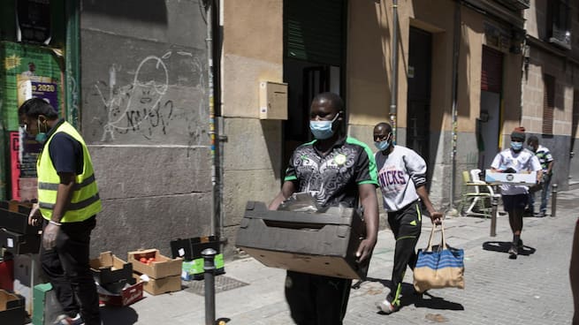 Mesa de Redacción | Lavapiés, el barrio que no deja a nadie atrás y la iniciativa 'Compra Antirracista'