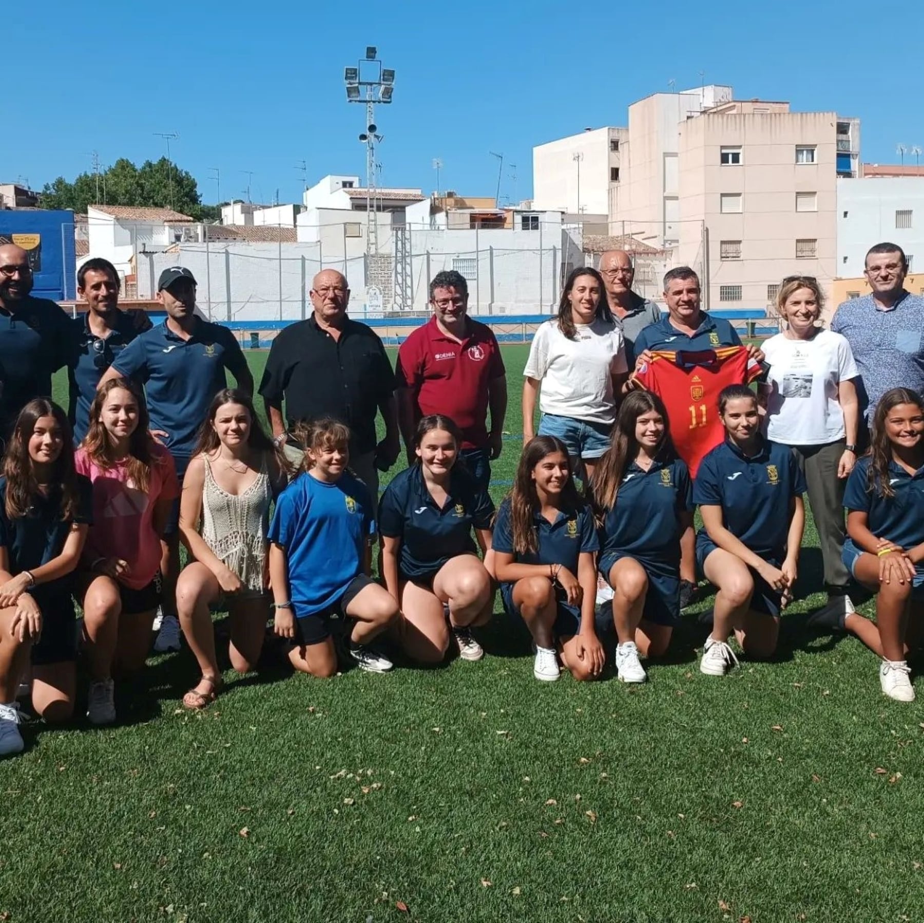 Fiamma Benítez junto al equipo de la Escuela Municipal de Dénia y representantes municipales