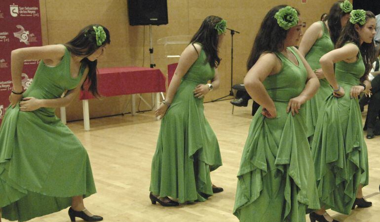 Alumnos y profesores del Aula Flamenca de la Escuela Municipal de Música y Danza de San Sebastián de los Reyes se arrancan por primera vez para felicitarnos las fiestas navideñas