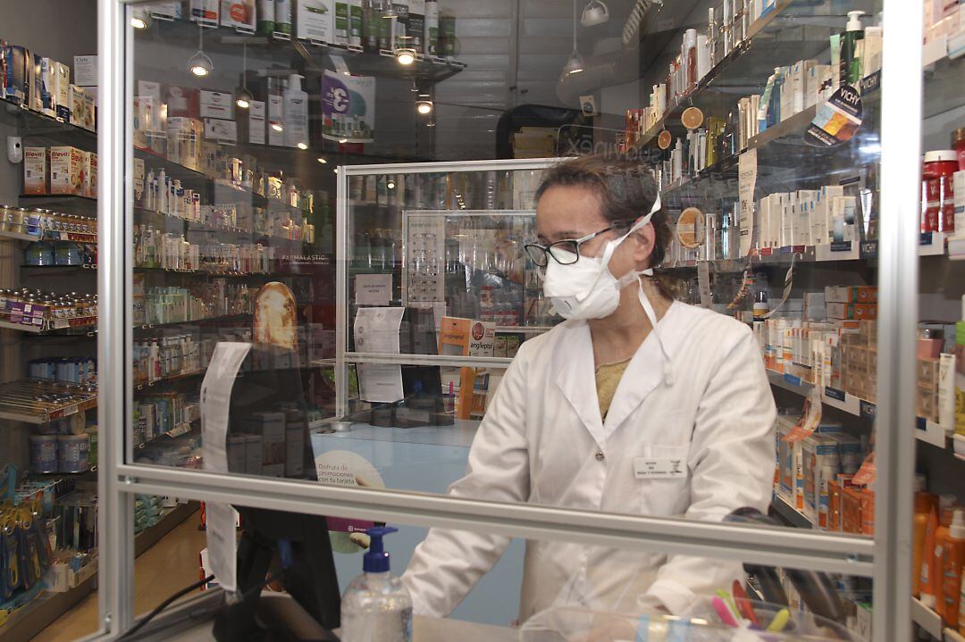 Las farmacias son uno de los negocios que permanecen abiertos
