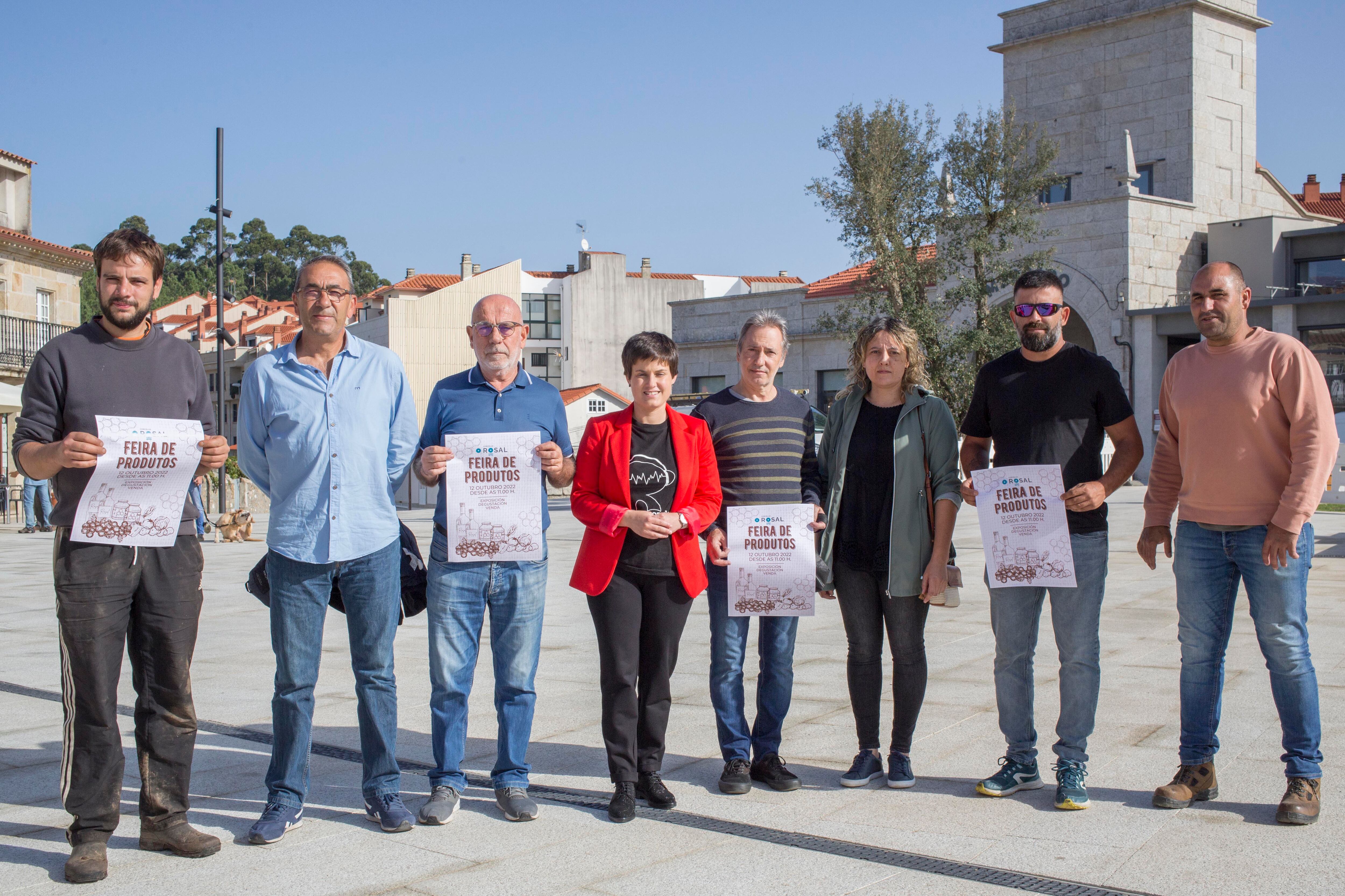 A alcaldesa de O Rosal, Ánxela Fernández (centro), xunto a productores locais.