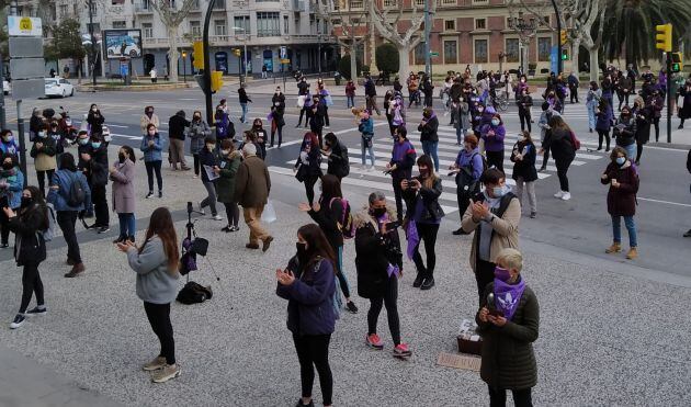 Concentración del colectivo estudiantil en el Paraninfo de la Universidad de Zaragoza