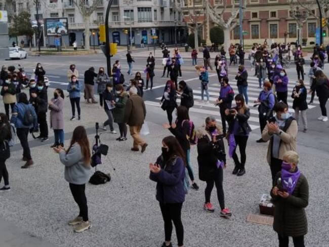Concentración del colectivo estudiantil en el Paraninfo de la Universidad de Zaragoza