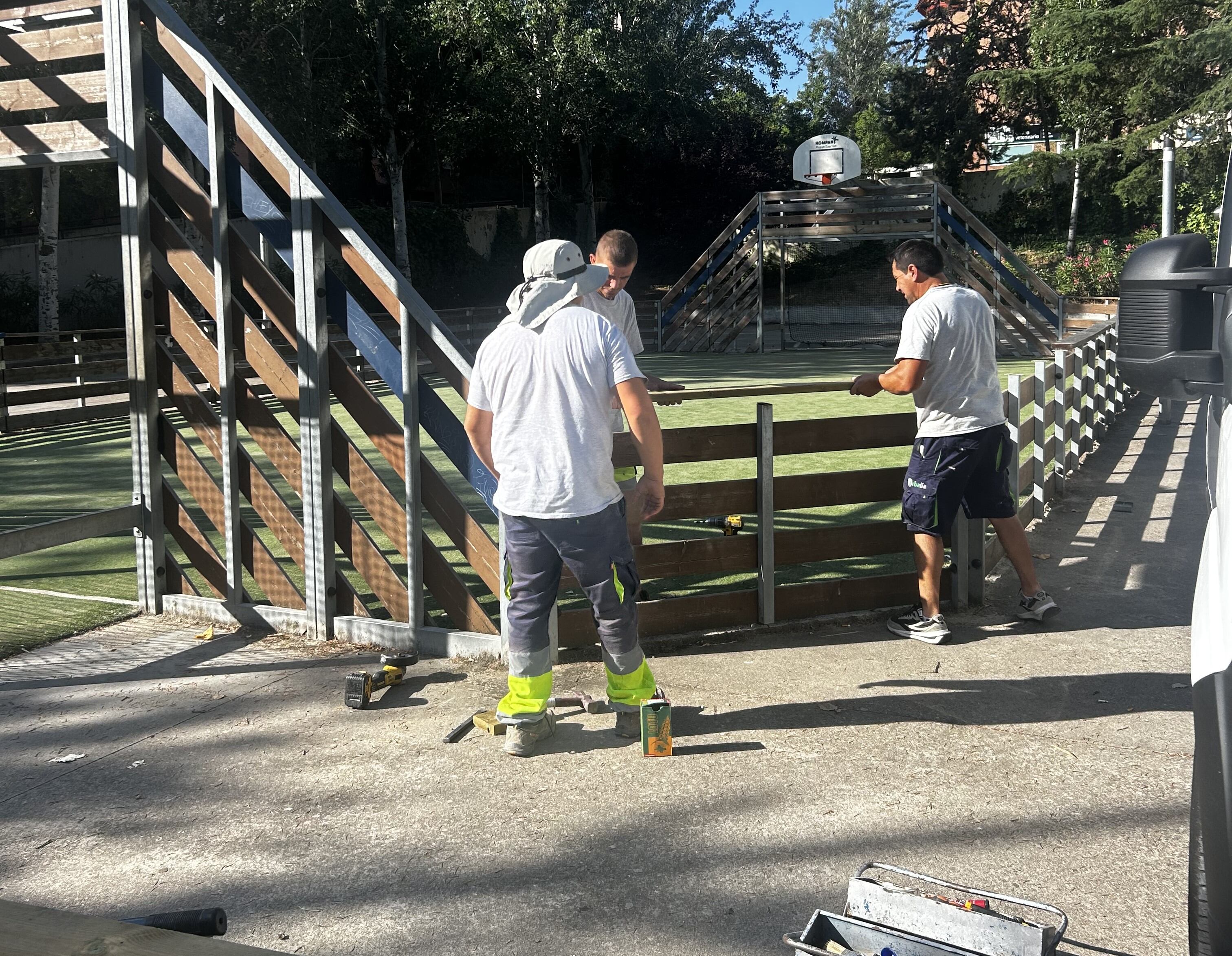 El programa ‘Abierto por vacaciones’ de Tres Cantos repone el mobiliario de parques y zonas verdes