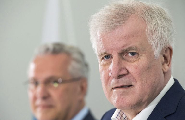 El primer ministro de Baviera, Horst Seehofer, y el ministro del Interior bávaro, Joachim Herrmann, ofrecen una rueda de prensa.