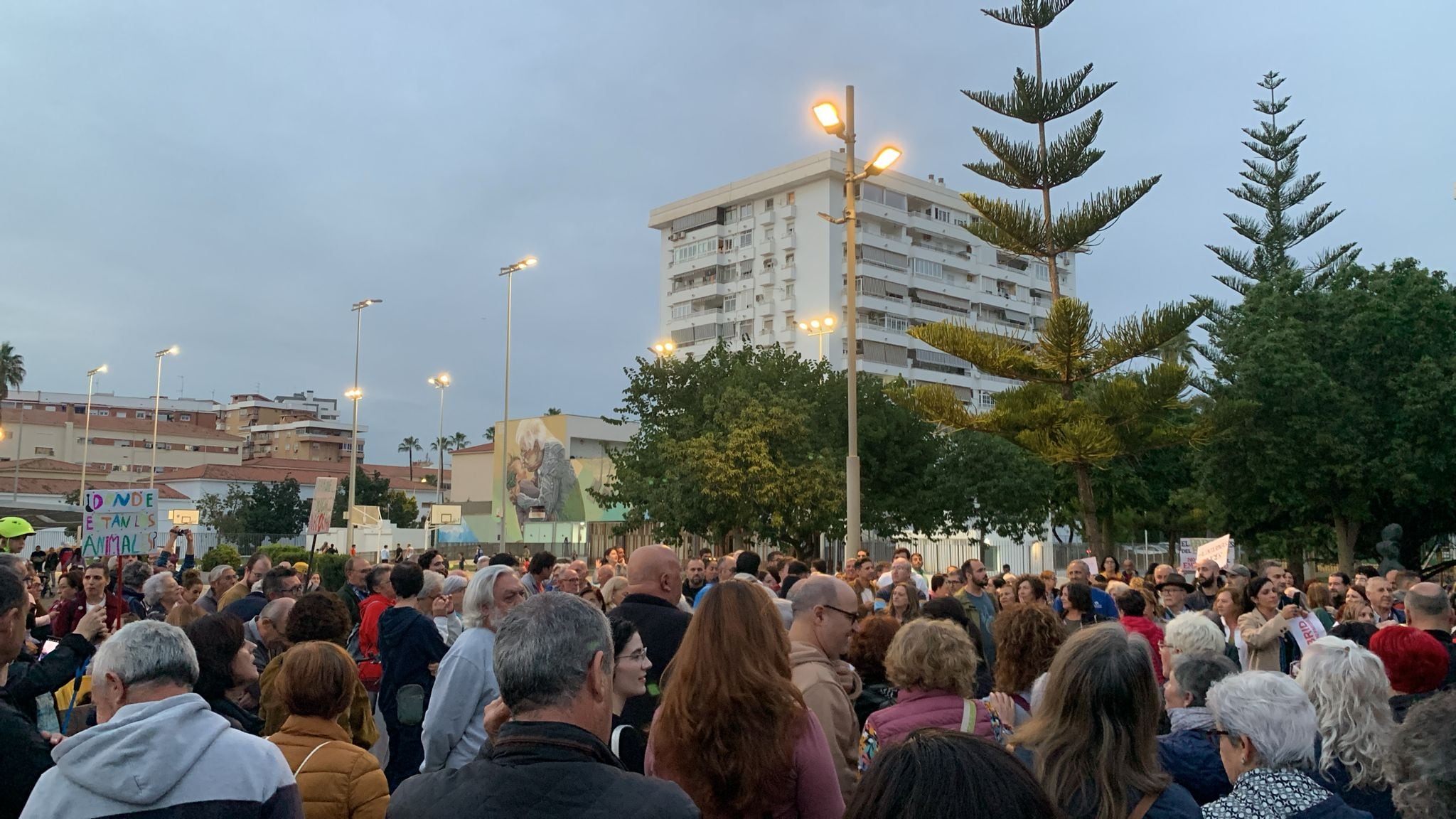 Numerosos vecinos se han concentrado en el propio parque