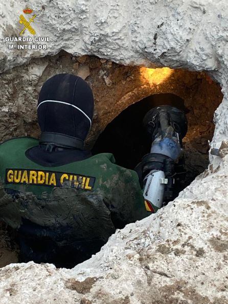 La Guardia Civil accediendo al túnel de desagüe