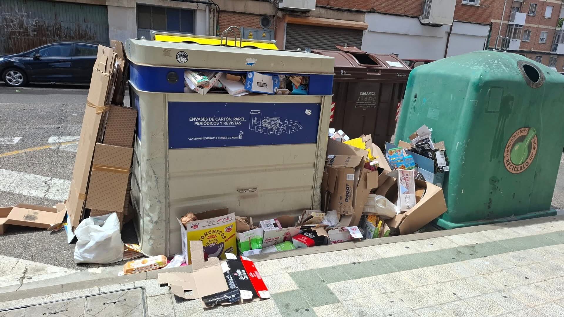 Contenedores de papel y carton de la calle El Cid