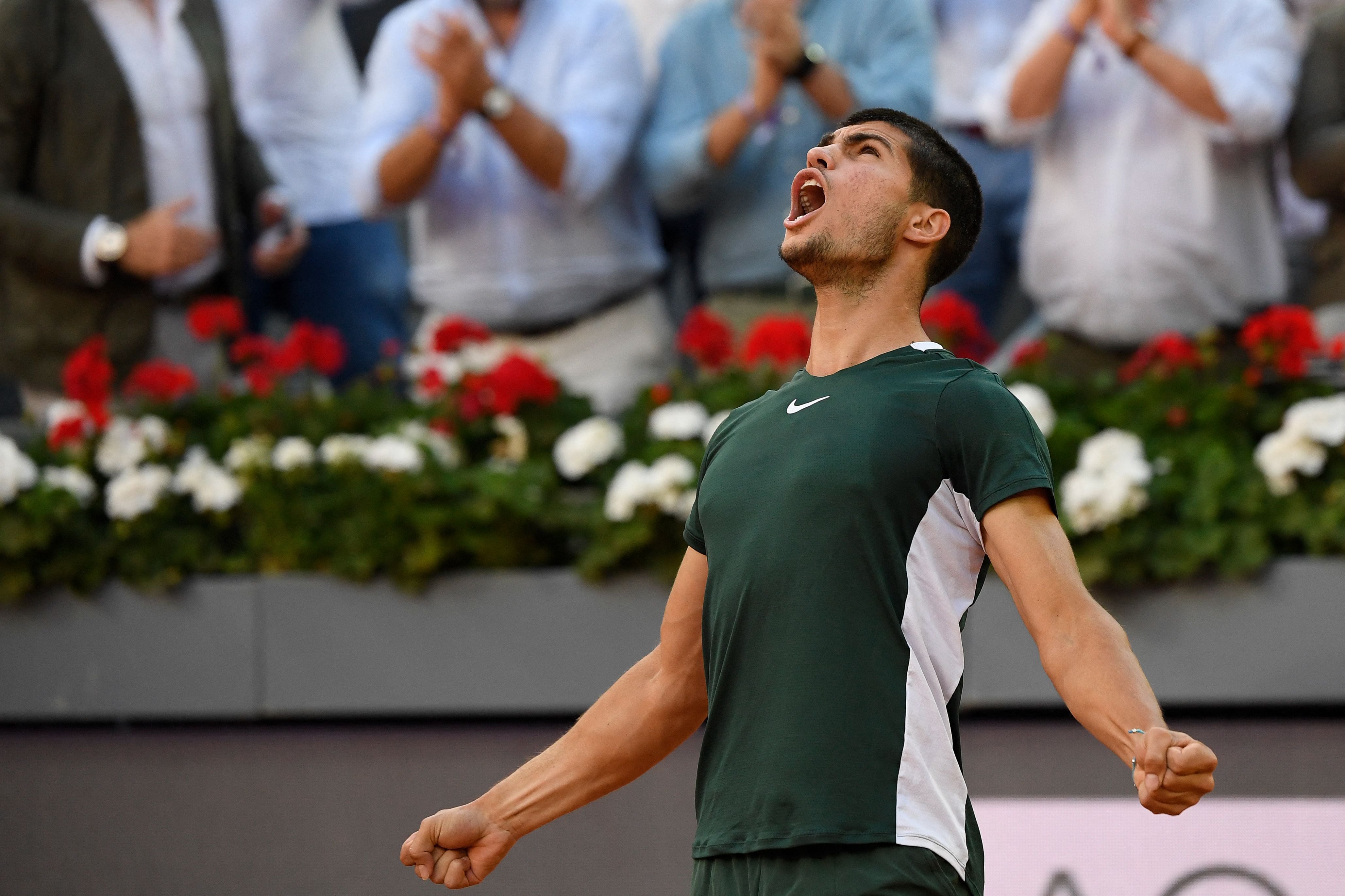 Carlos Alcaraz, celebrando el último punto que lo proclamó campeón del Mutua Madrid Open