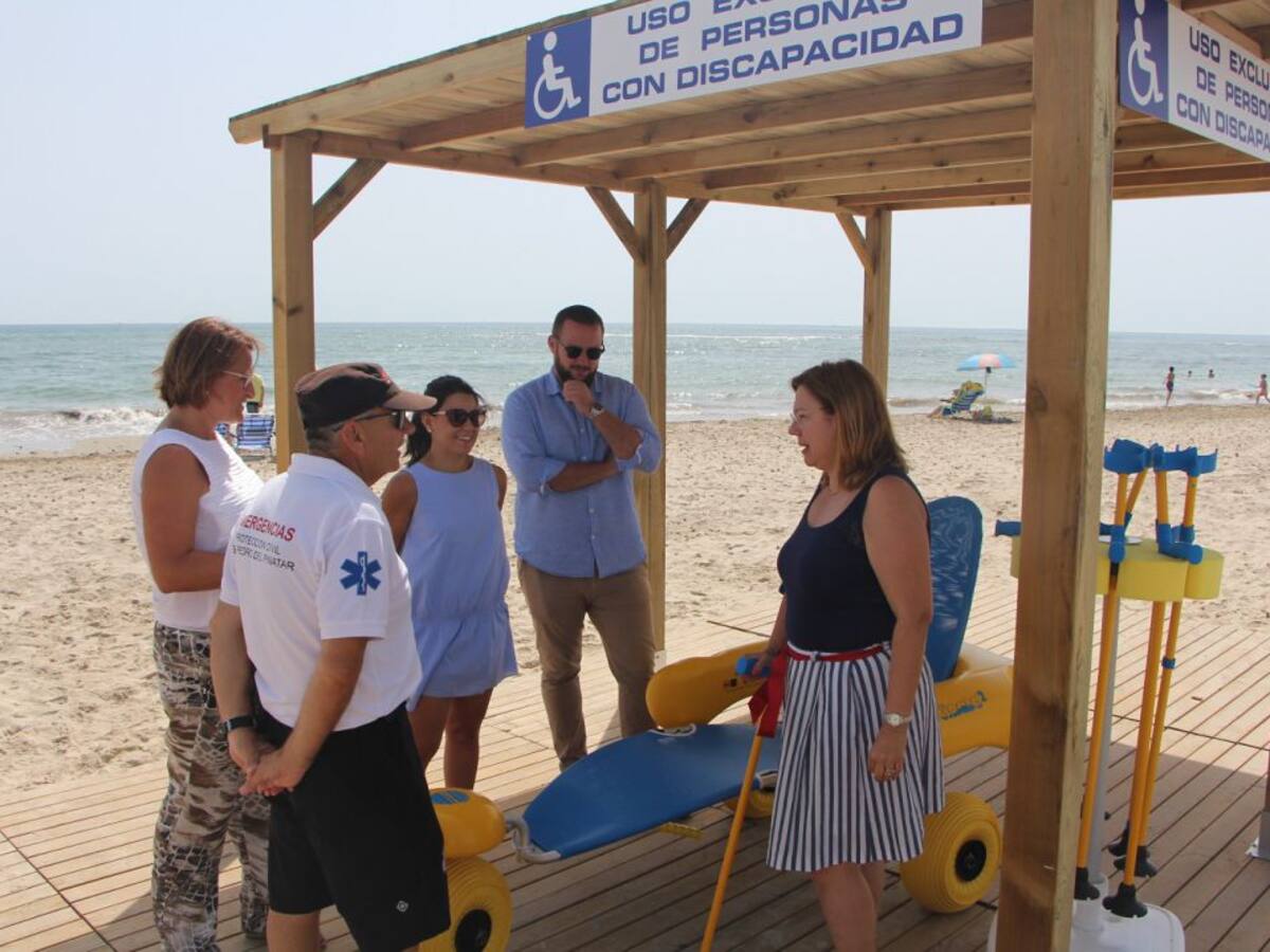 La playa de El Mojón amplía sus servicios con un punto de baño accesible