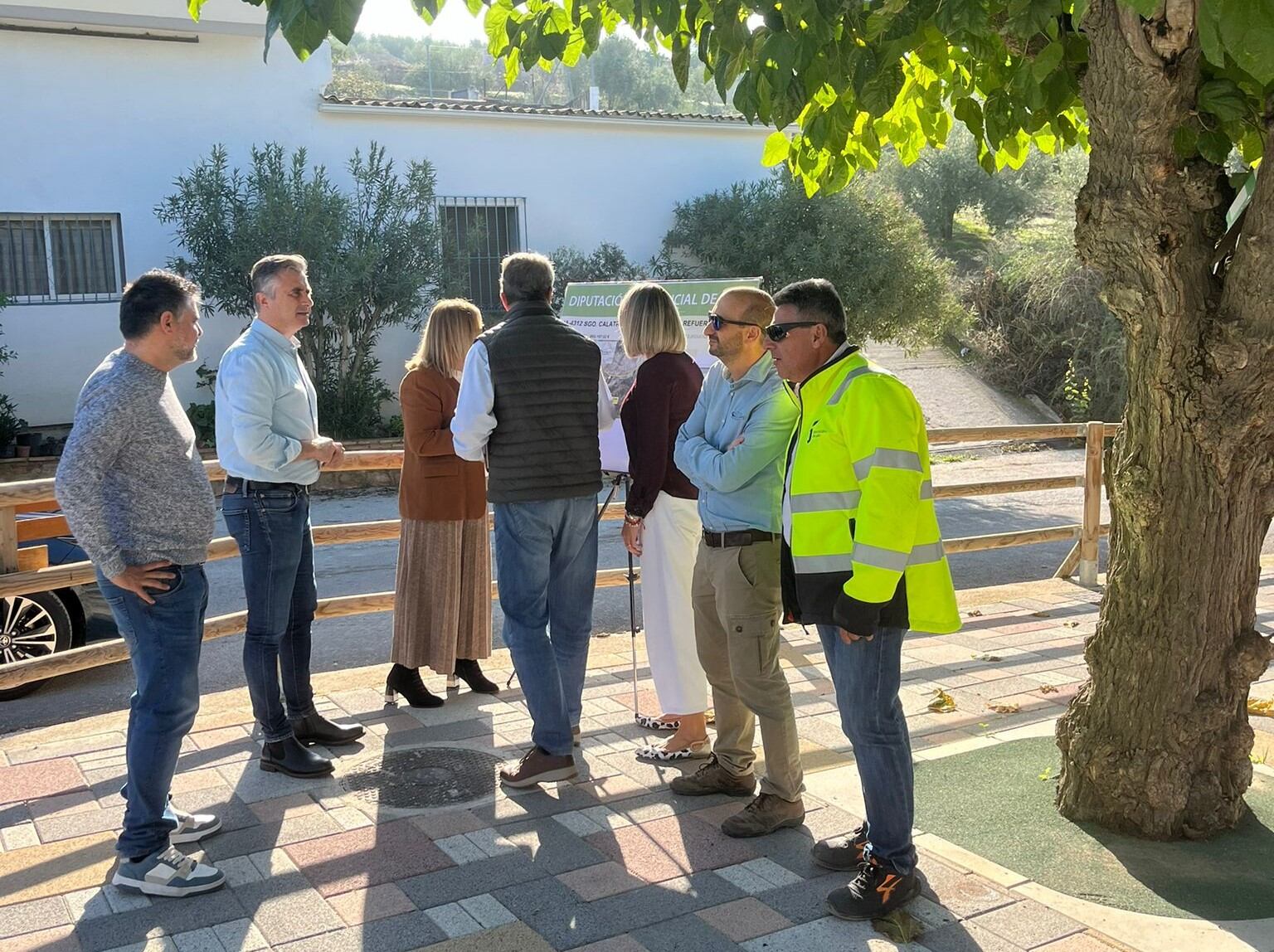 El diputado de Infraestructuras Municipales, José Luis Agea, (segundo por la izqda) acompañado de autoridades de Santiago de Calatrava durante la presentación del proyecto de mejora de la carretera.