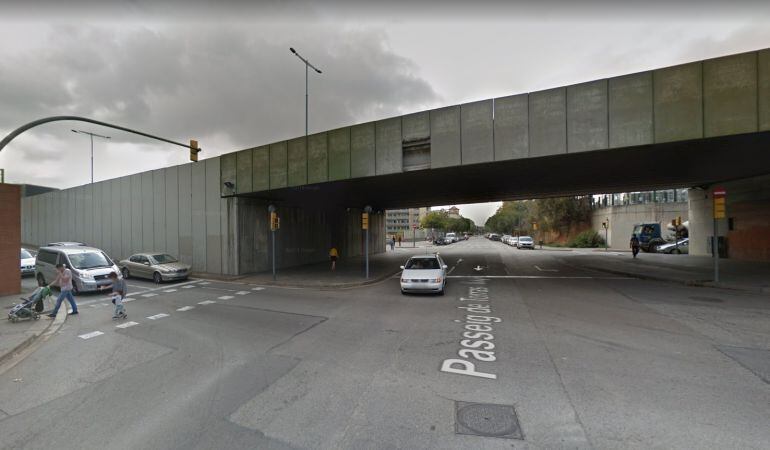 Creuament de la sortida 1 de la Ronda de Dalt, direcció Llobregat, amb el Passeig de Torras i Bages