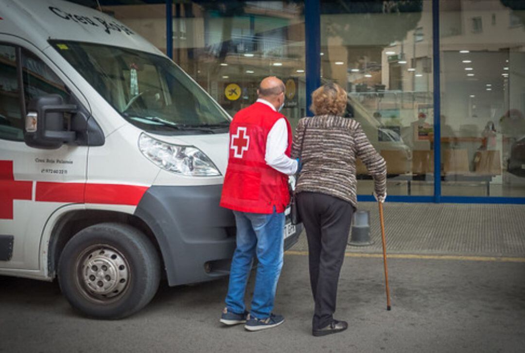 El acompañamiento a personas mayores es uno de los servicios que presta la entidad