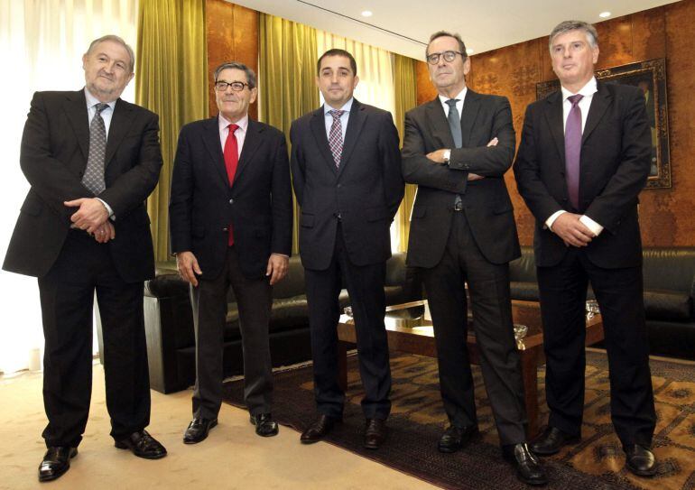 GRA102. BILBAO, 28/11/2014.- El nuevo presidente de Kutxabank, Gregorio Villalabeitia (2d), junto a su antecesor Mario Fernández (2i) y los presidentes de las cajas vascas, Xabier Iturbe (d), de Kutxa, Xabier Sagredo (c), de BBK, y Fernando Aranguíz (i), de Vital, posan tras el relevo realizado en la presidencia de este banco. EFE/Alfredo Aldai