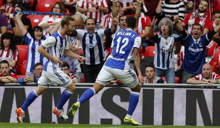 Zurutuza y William José celebran uno de los goles que la Real Sociedad marcó al Athletic en la derrota de la semana pasada en San Mamés.