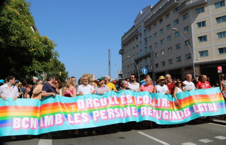 Capçalera de la manifestació del Pride BCN 2018, amb autoritats, personalitats polítiques i destacats activistes LGTBi.