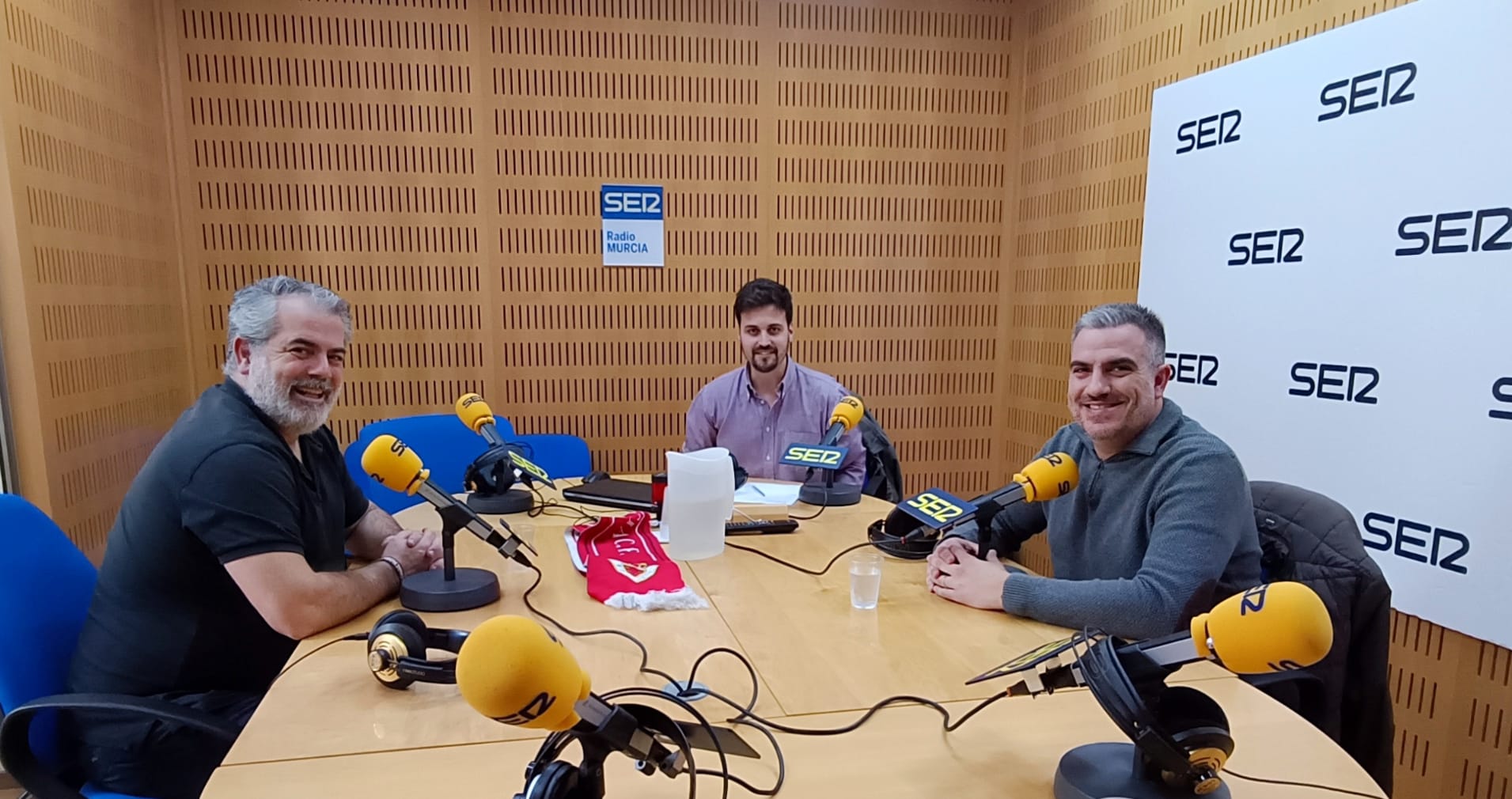 Ricardo Carpio, Rubén González y Salvador Oliva en los estudios de Radio Murcia Cadena SER