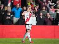 Jorge de Frutos celebra uno de sus goles ante el Oviedo en Vallecas