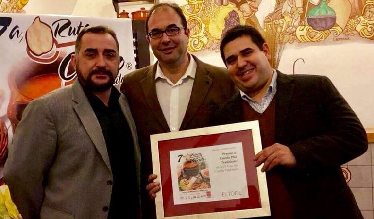 Francisco Javier Salvador muestra el diploma como ganador al Mejor Cocido Tradional 2017