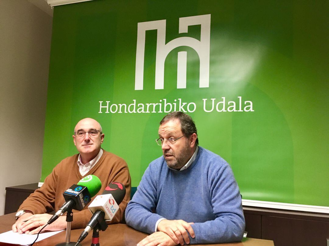 El alcalde, Txomin Sagarzazu y el concejal de Hacienda, Juan María Altuna, han dado cuenta de la modificación de créditos que se lleva al pleno de mañana jueves. 