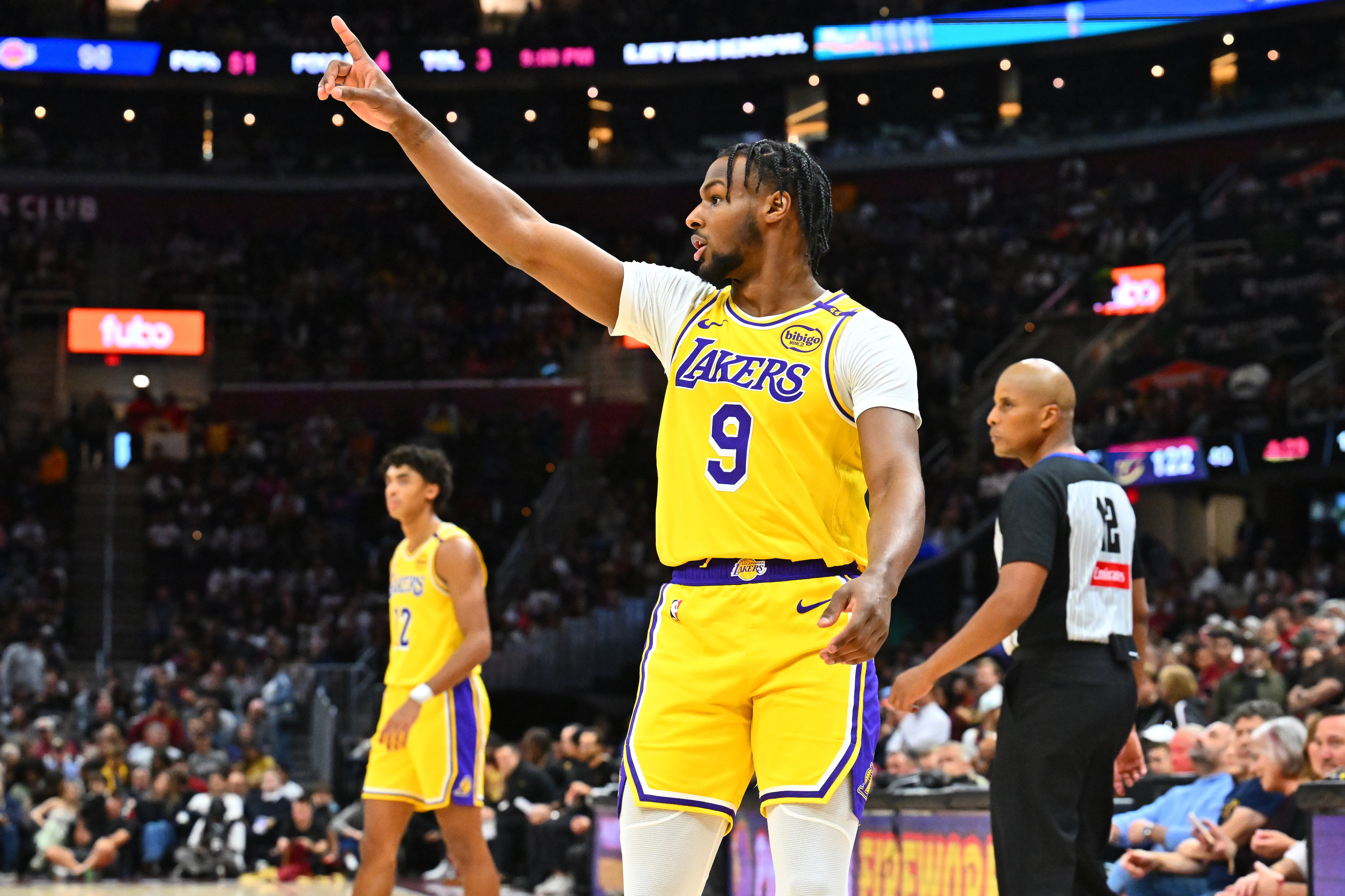 Bronny James defendiendo la camiseta de Los Angeles Lakers en Cleveland