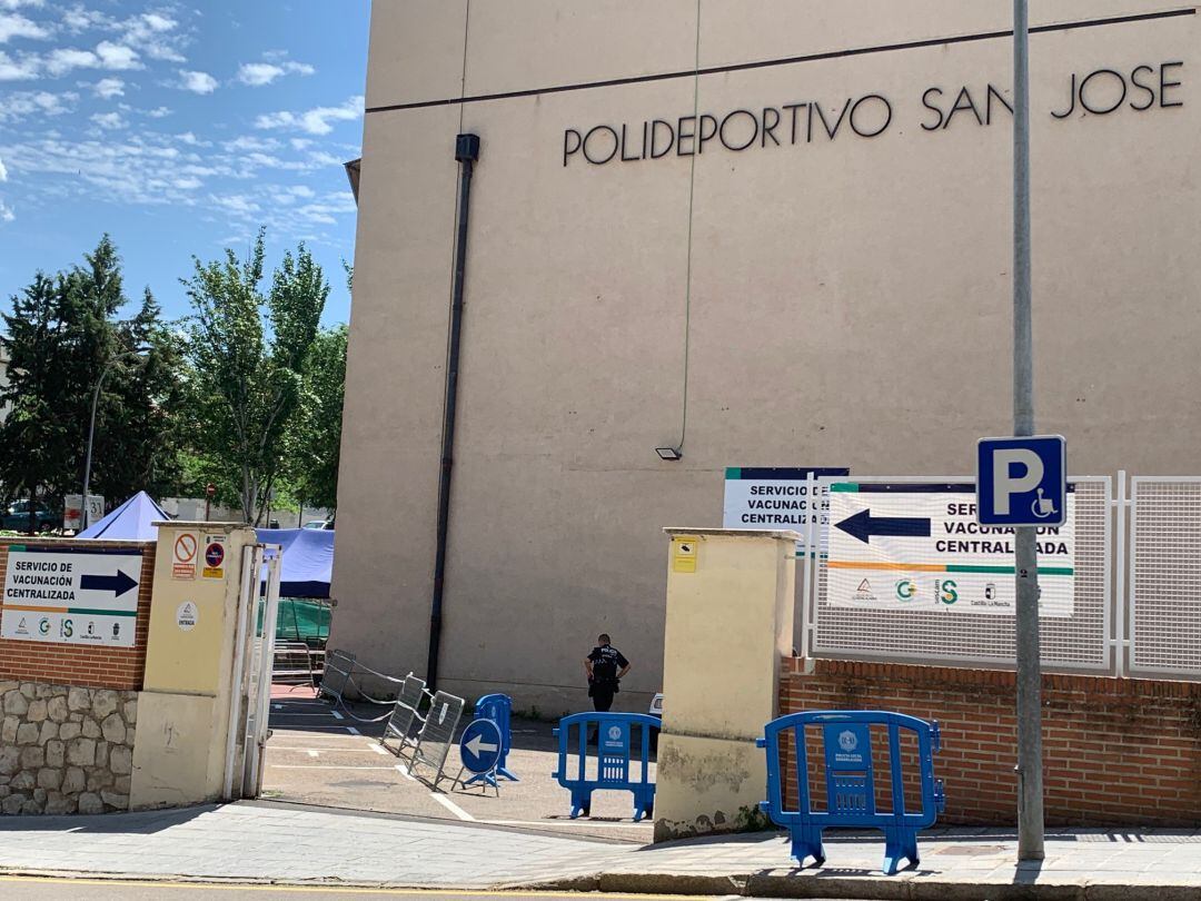 Centro de Vacunación en el Polideportivo San José