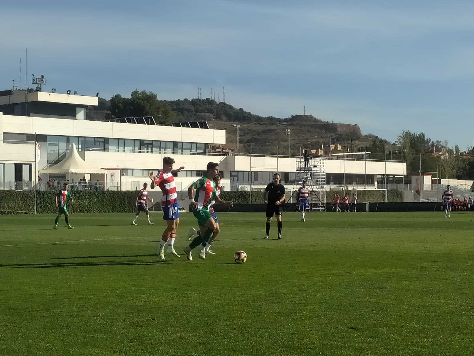 Acción de Juanan en el encuentro entre el Recreativo Granada y el CD Alcoyano