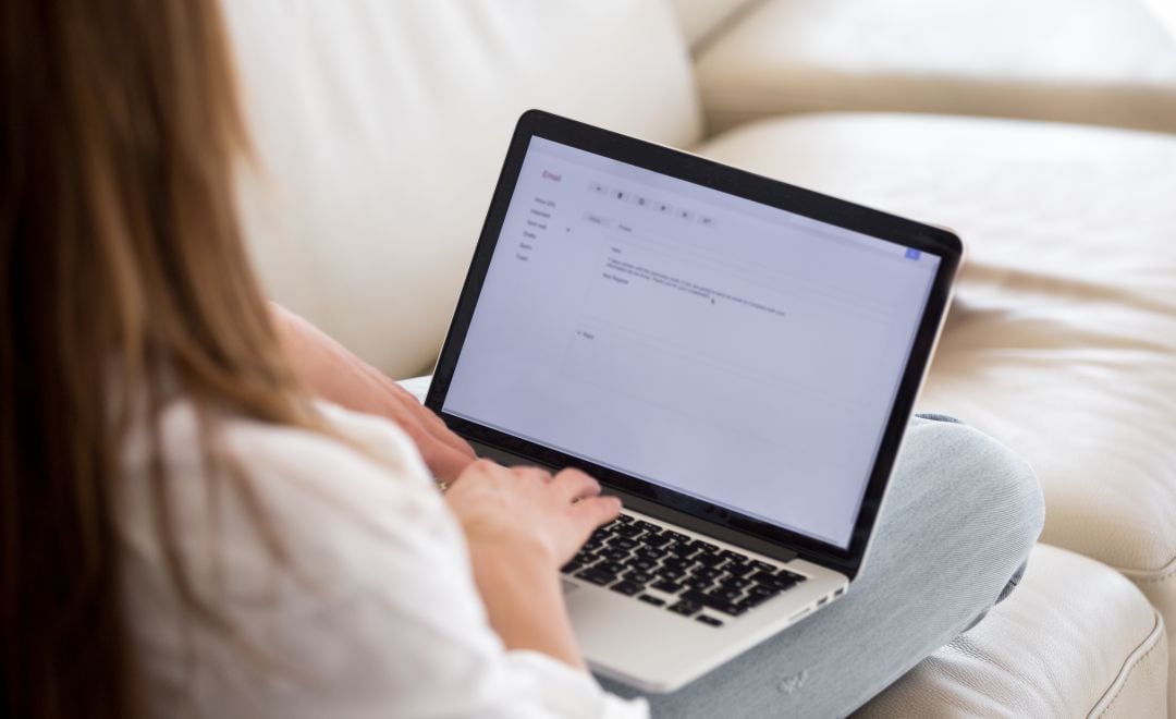 Una mujer utiliza su correo electrónico.