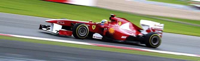 Alonso rueda durante el Gran Premio de Gran Bretaña en Silverstone