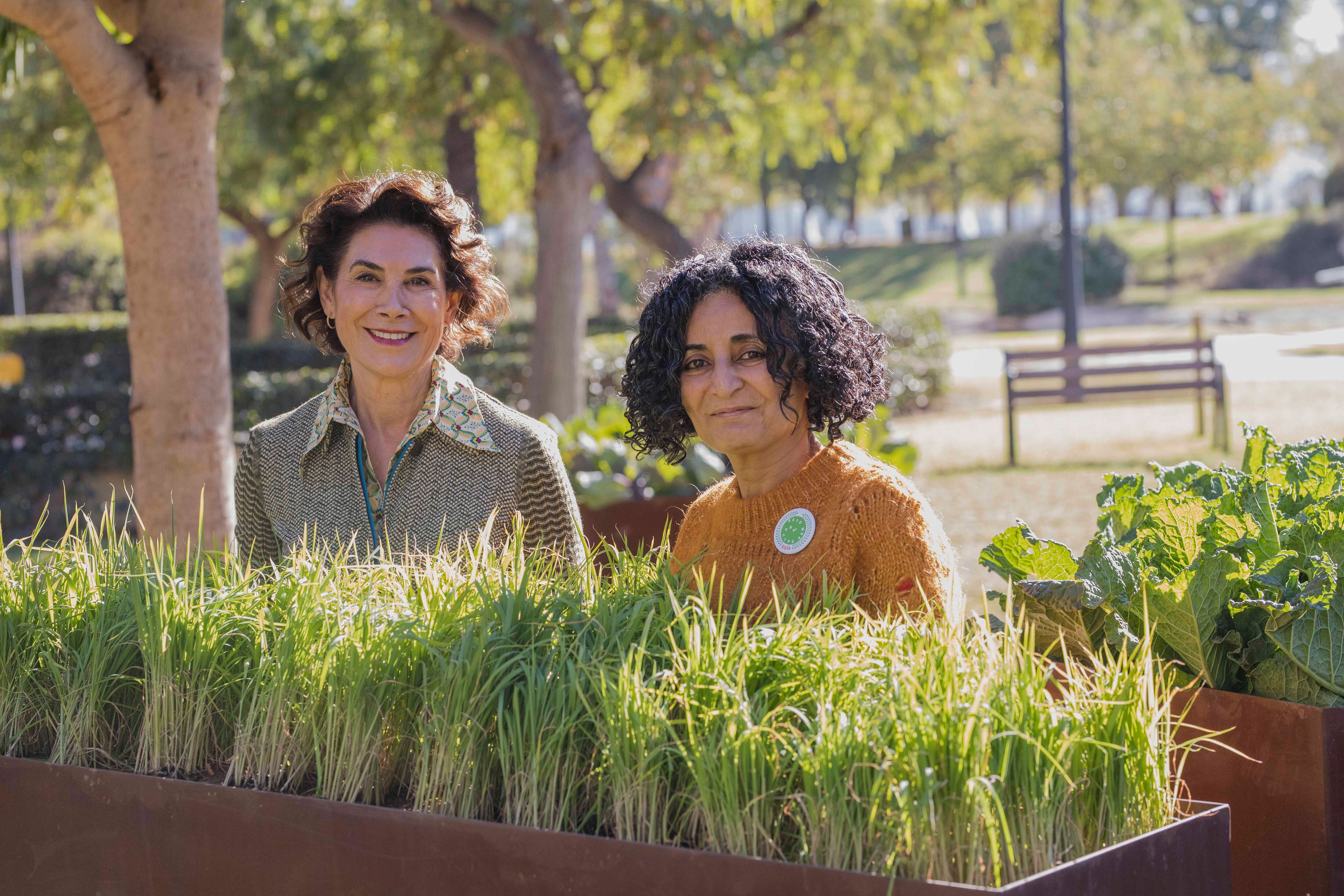 La artista Ghada Amer junto a la galerista Ana Serratosa