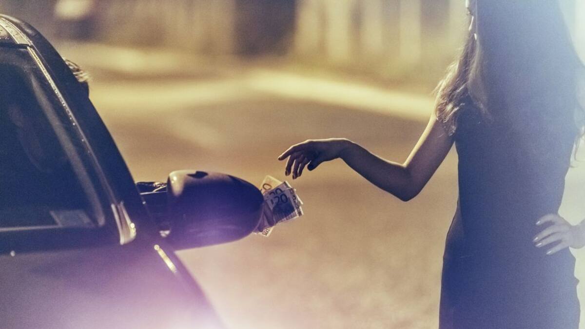 El bipartito relanza la ordenanza de mendicidad y prostitución con enmiendas de uno de sus socios, Ciudadanos