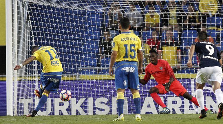 Momo engaña a Kameni en el tanto de la victoria