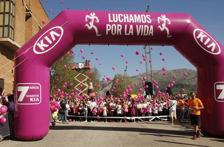 La cita anual de Luchamos por la Vida congrega a miles de personas en Los Corrales de Buelna.