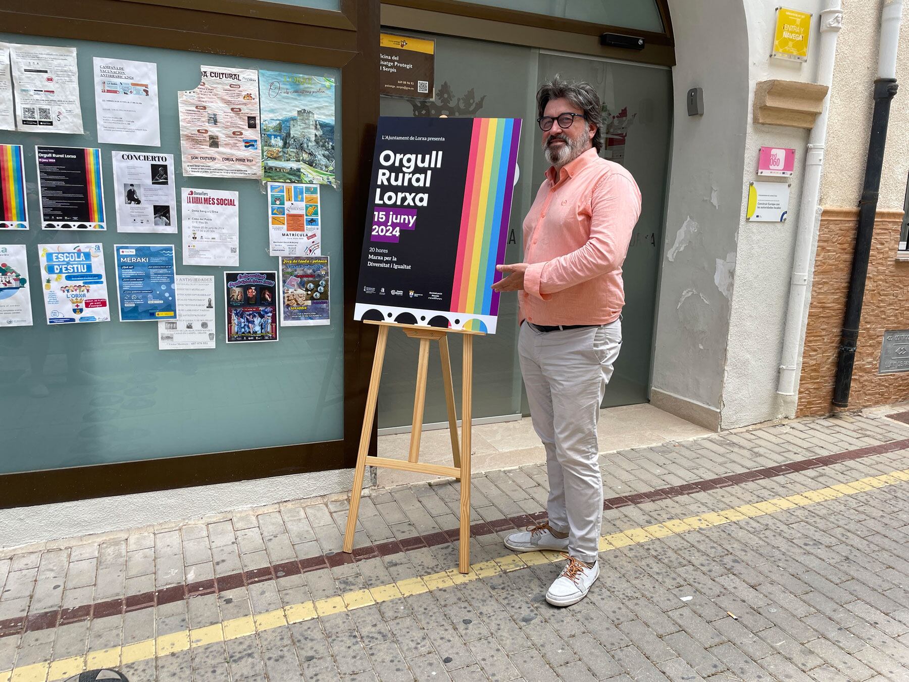 L'alcalde Pau Pinar mostra el cartell d'aquesta cita que tindrà lloc aquest dissabte 15 de juny