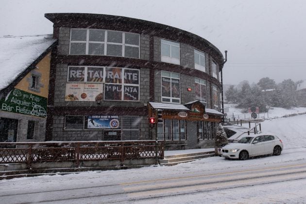 Un bar-restaurante afectado por el temporal de nieve en el Puerto de Navacerrada.