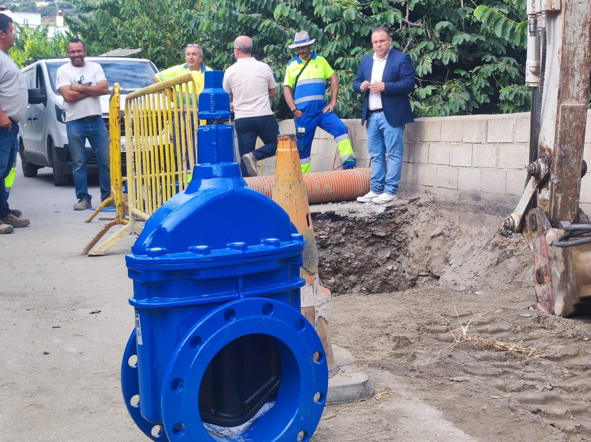 Alcalde de Almuñécar, Juan José Ruiz Joya   visita las obras de recarga del acuífero