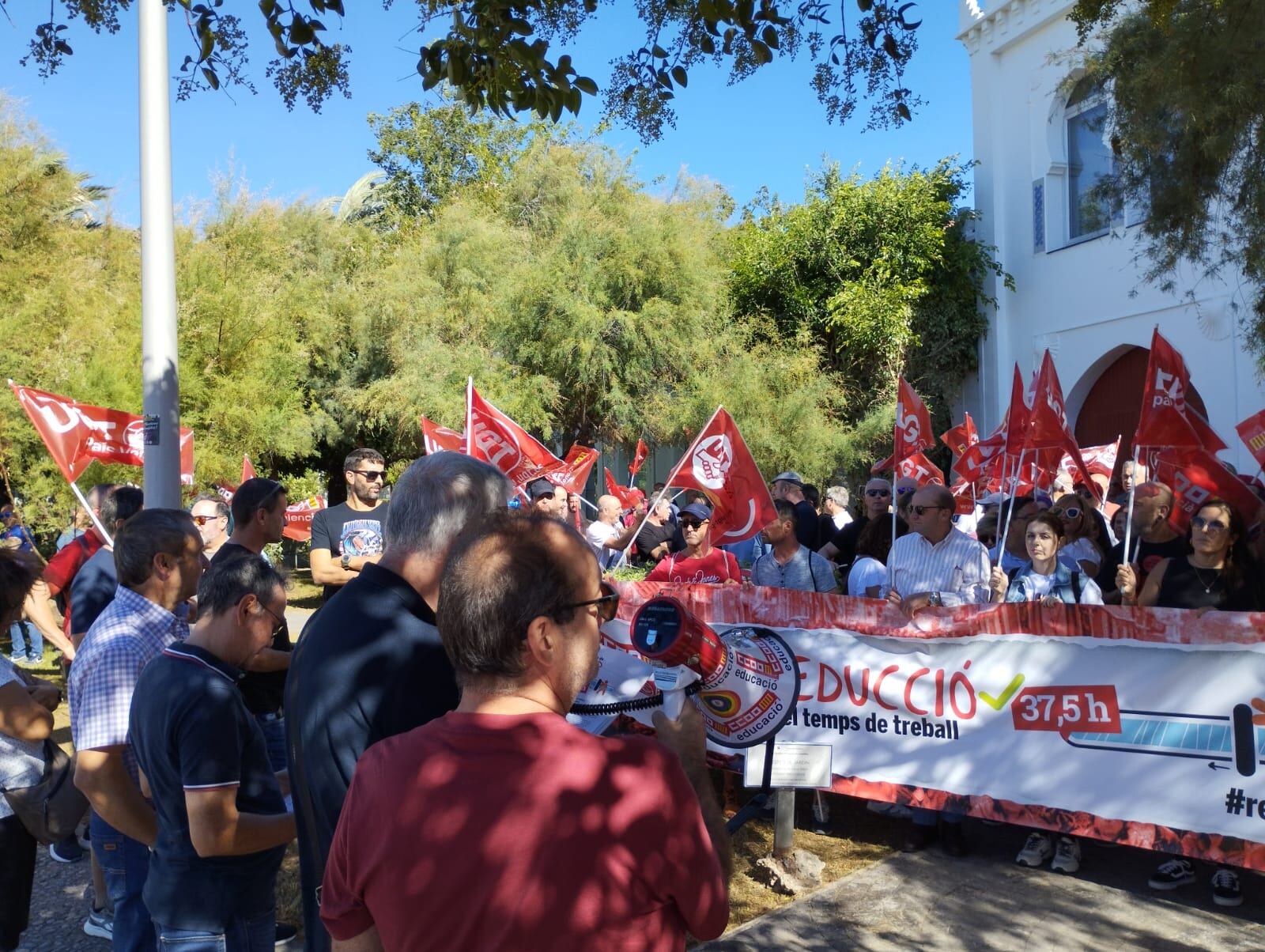 Manifestación frente a la CEV Castellón en favor de la reducción de la jornada laboral.