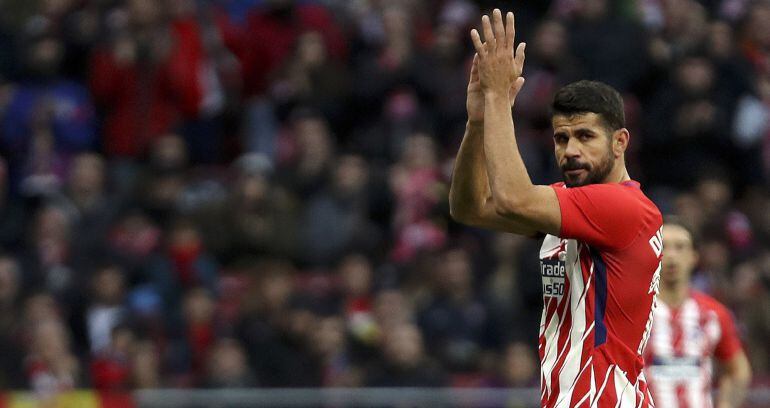 Diego Costa aplaude a la afición