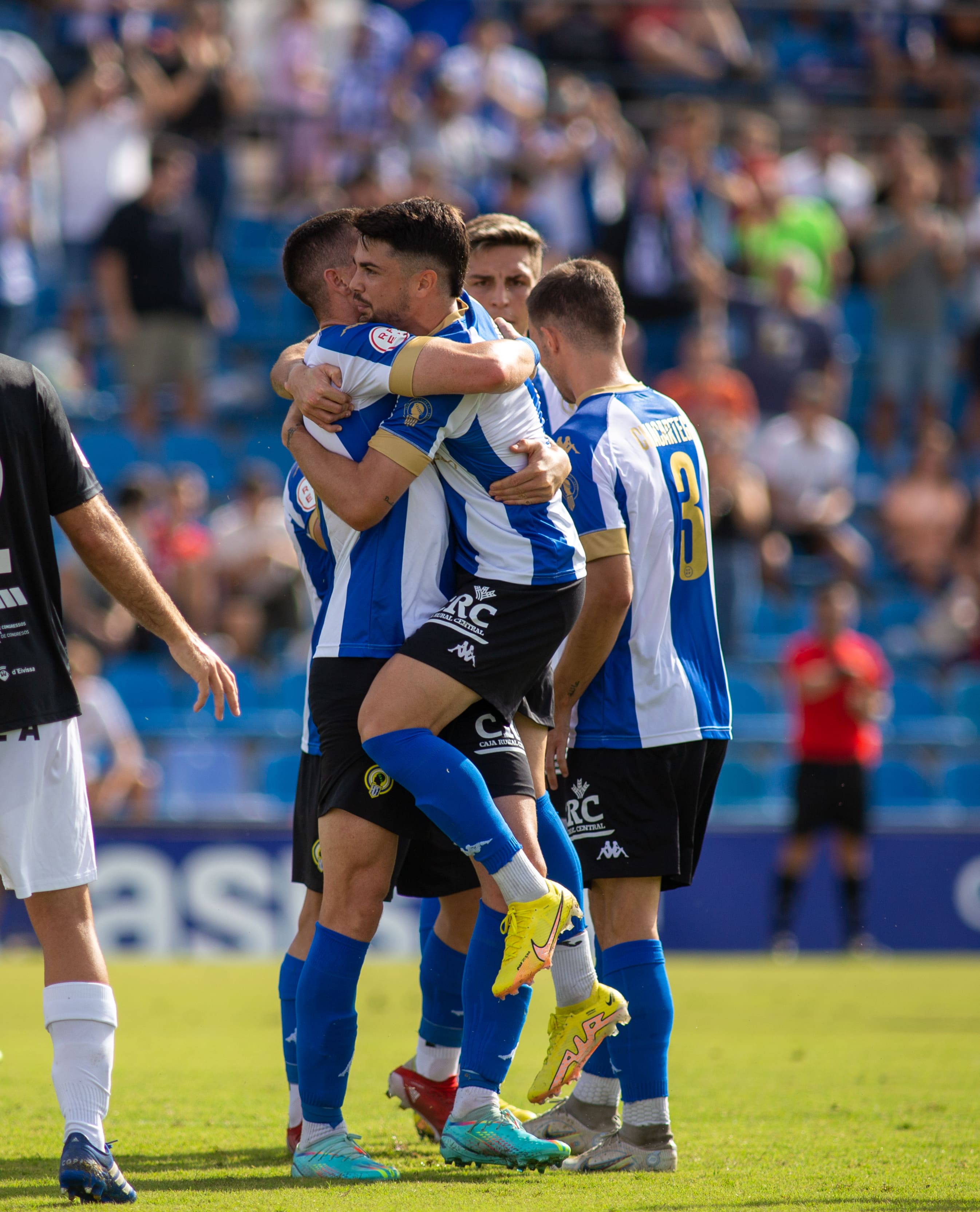 Los jugadores de Hércules celebran un gol frente a Penya Deportiva