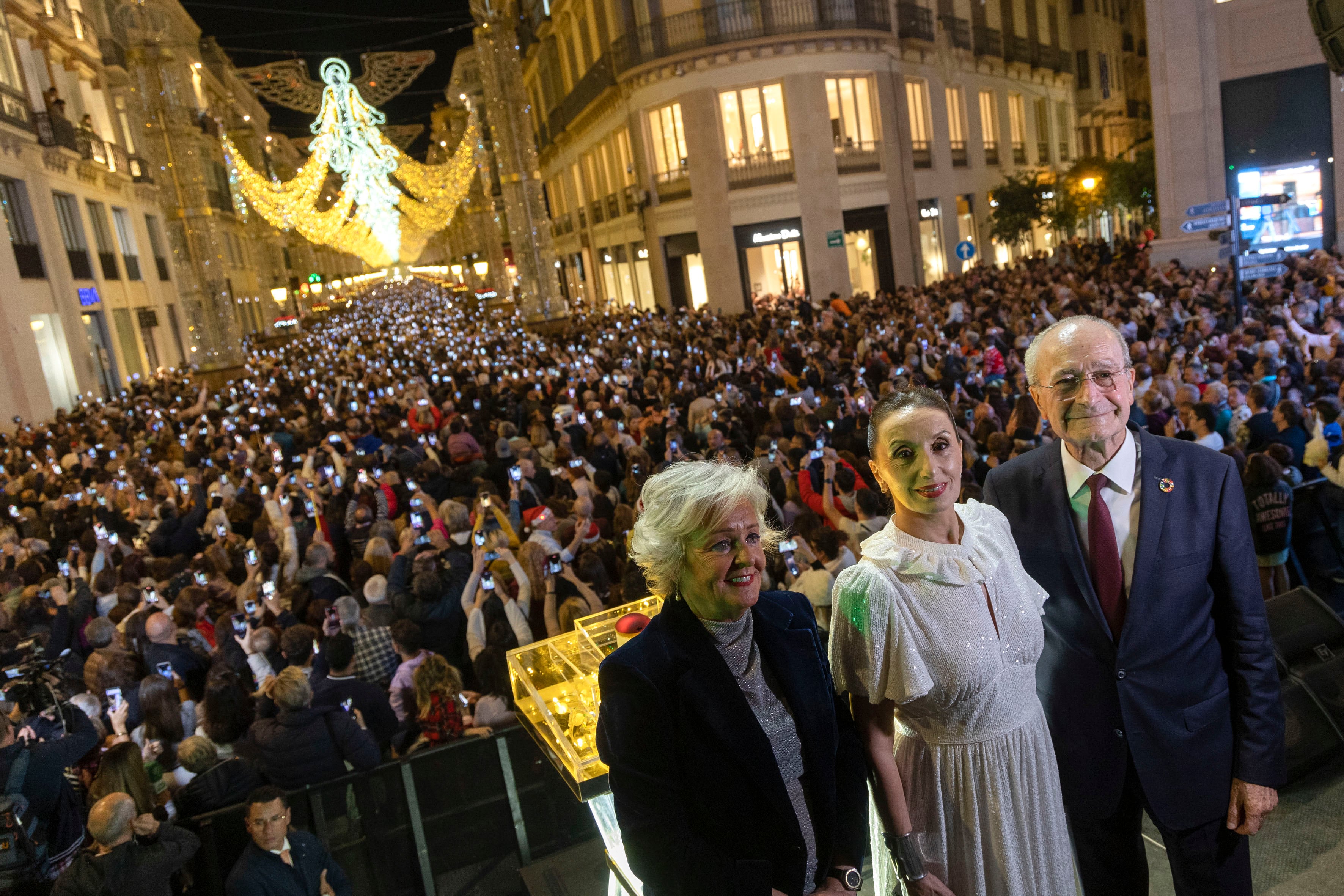 MÁLAGA, 24/11/2023.- La cantante Luz Casal (c) acciona el botón que inaugura el alumbrado navideño de Málaga, acompañada por el alcalde Francisco de la Torre (d) y de la concejala Teresa Porras (i), hoy viernes en la calle Larios de Málaga. EFE/Álvaro Cabrera
