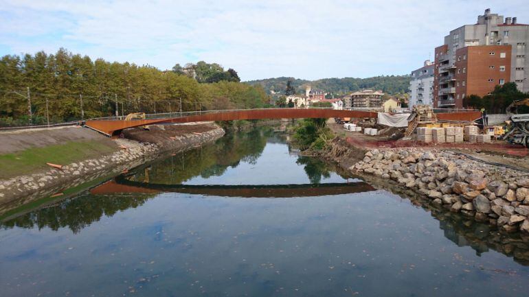 La nueva pasarela peatonal no cuenta con pilares sobre el Urumea