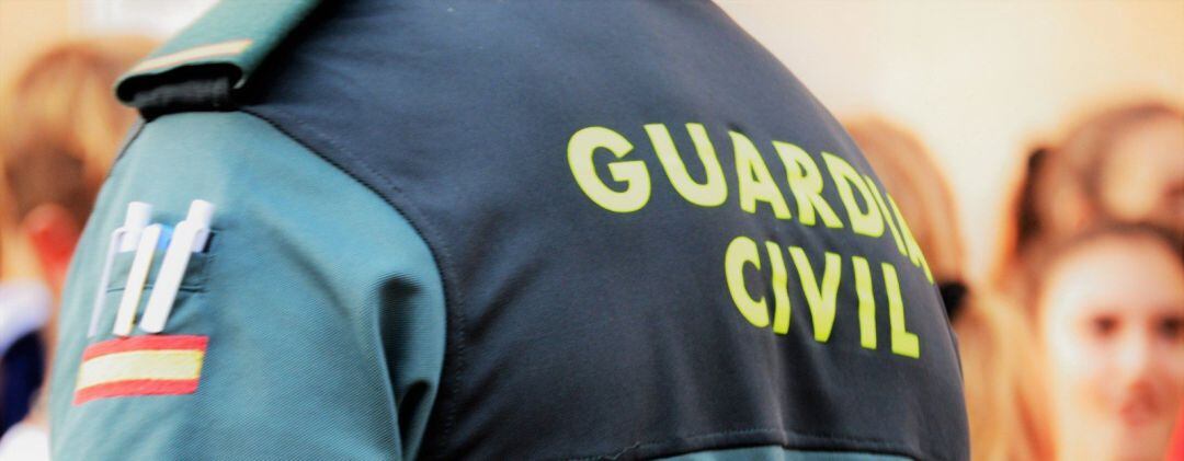 Un agente de la Guardia Civil, de espaldas